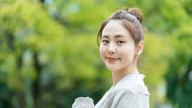 tersenyum pagi hari dewasa santai