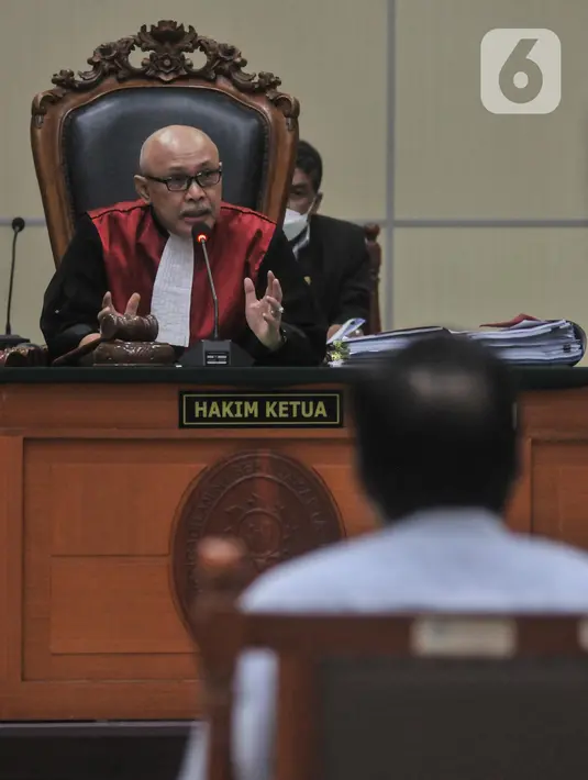 Jaksa juga menunjukkan surat permohonan maaf dari Luhut karena tak bisa hadir ke sidang kepada hakim. (merdeka.com/Iqbal S. Nugroho)