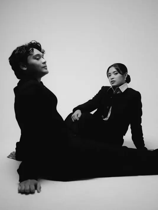Gregoria dan Mikha tampil sederhana dalam balutan busana serba hita, Attire ini hadir sesuai dengan kepribadian keduanya yang sederhana. [Foto: Instagram/ Gregoria Mariska]