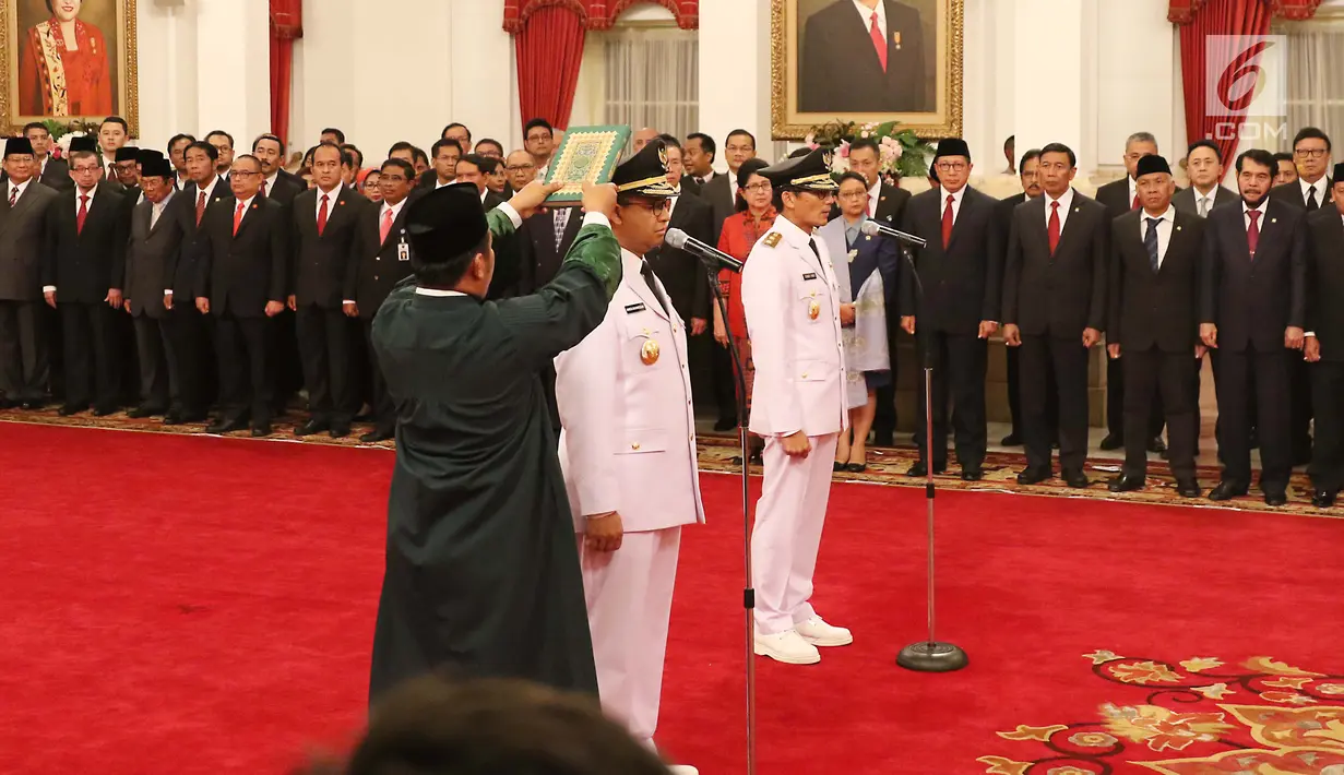 Anies Baswedan dan Sandiaga Uno disumpah saat pelantikan Gubernur dan Wakil Gubernur DKI Jakarta periode 2017-2022 di Istana Negara, Jakarta, Senin (16/10). (Liputan6.com/Angga Yuniar)