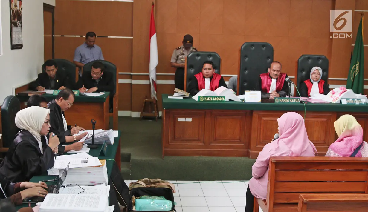 Suasana sidang kasus dugaan penipuan dan penggelapan umrah First Travel di PN Kota Depok, Senin (12/3). Andika, Anniesa, dan Kiki didakwa melakukan penipuan atau penggelapan dana perjalanan umrah 63.310 calon anggota jemaah. (Liputan6.com/Herman Zakharia)