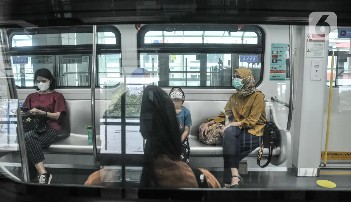 Penumpang saat menaiki LRT di Stasiun Velodrome, Rawamangun, Jakarta Timur, Kamis (24/3/2022). Pemprov mengusulkan kepada DPRD DKI Jakarta terkait penetapan tarif integrasi transportasi Transjakarta, MRT dan LRT Jakarta sebesar Rp 10.000 (merdeka.com/Iqbal S Nugroho)