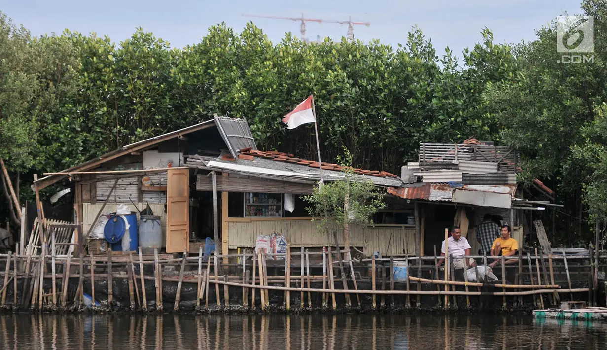 Aktivitas warga di sekitar hutan bakau, pesisir Kamal Muara, Penjaringan, Jakarta, Rabu (21/3). Dari total hutan bakau itu, 30 persen diantaranya masih harus direhabilitasi guna mencegah erosi atau banjir rob. (Merdeka.com/ Iqbal S. Nugroho)