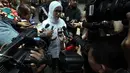 Usai menjalani pemeriksaan, Bupati Lebak Iti Octavia Jayabaya mengaku diberi 20 pertanyaan oleh penyidik KPK, Jakarta, (21/10/14). (Liputan6.com/Panji Diksana)