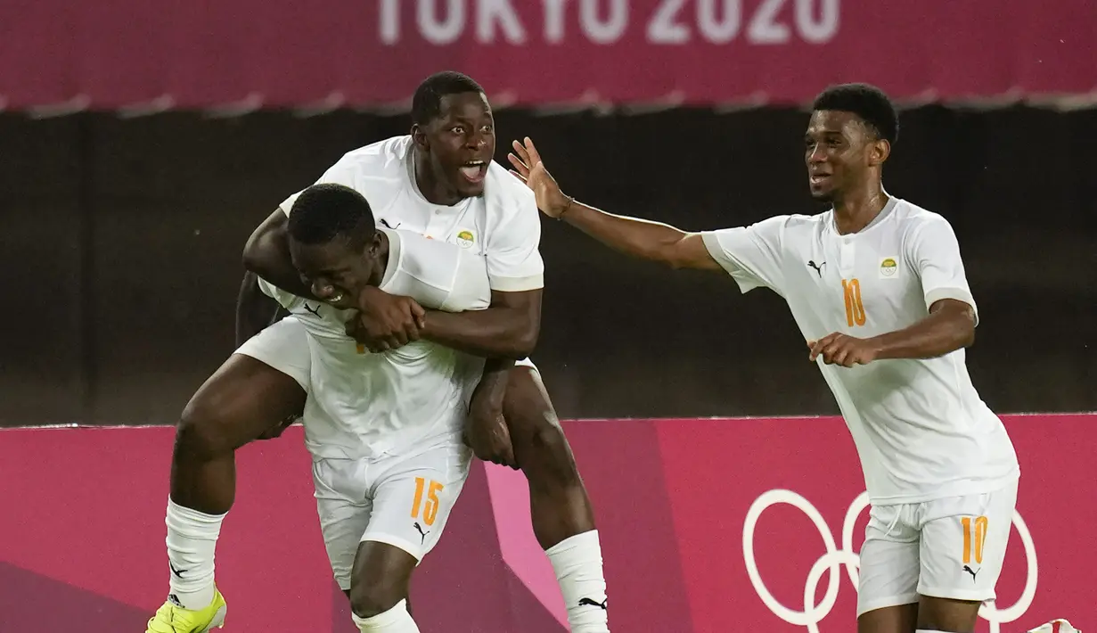 Saat injury time, tepatnya menit ke-91 Pantai Gading berhasil unggul 2-1 melalui kapten tim, Max-Alain Gradel usai tembakannya tidak dapat dibendung Unai Simon setelah sebelumnya membentur kaki Jesus Vallejo. (Foto: AP/Andre Penner)