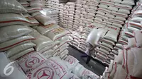 Tumpukan karung beras di Pasar Induk Beras Cipinang, Jakarta Selasa (11/10). Menko Perekonomian Darmin Nasution memprediksi persediaan beras hingga akhir tahun akan mencukupi menyusul musim hujan di beberapa daerah. (Liputan6.com/Immanuel Antonius)
