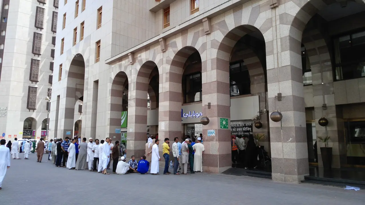 Puluhan orang mengantri berjam-jam demi mendapatkan kartu seluler di kota Madinah, Arab Saudi