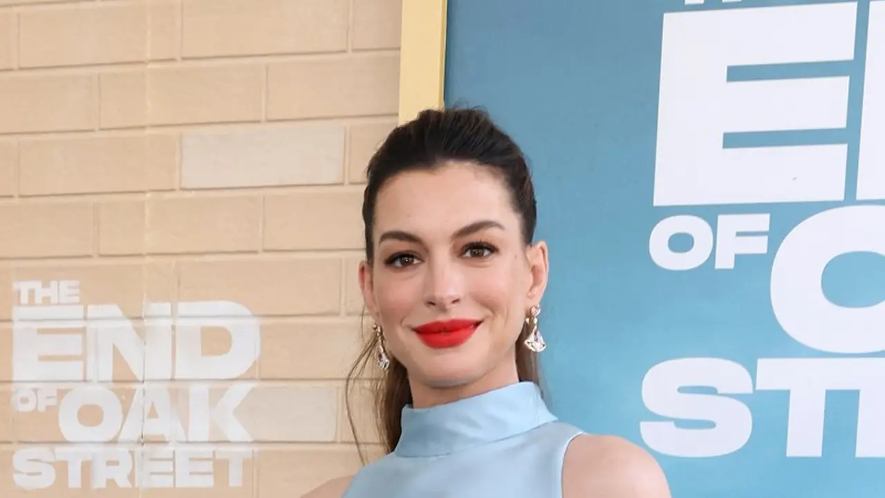 Anne Hathaway Pamer Baby Bump dengan Gaya Edgy, Padukan Atasan Biru dan Jeans