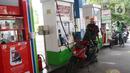 Pengendara motor mengisi bahan bakar di SPBU kawasan Jakarta, Senin (27/12/2021). Pemerintah berencana untuk menghapus Bahan Bakar Minyak (BBM) jenis Premium dan Pertalite dari peredaran secara bertahap dalam rangka peralihan penggunaan energi bersih. (Liputan6.com/Angga Yuniar)