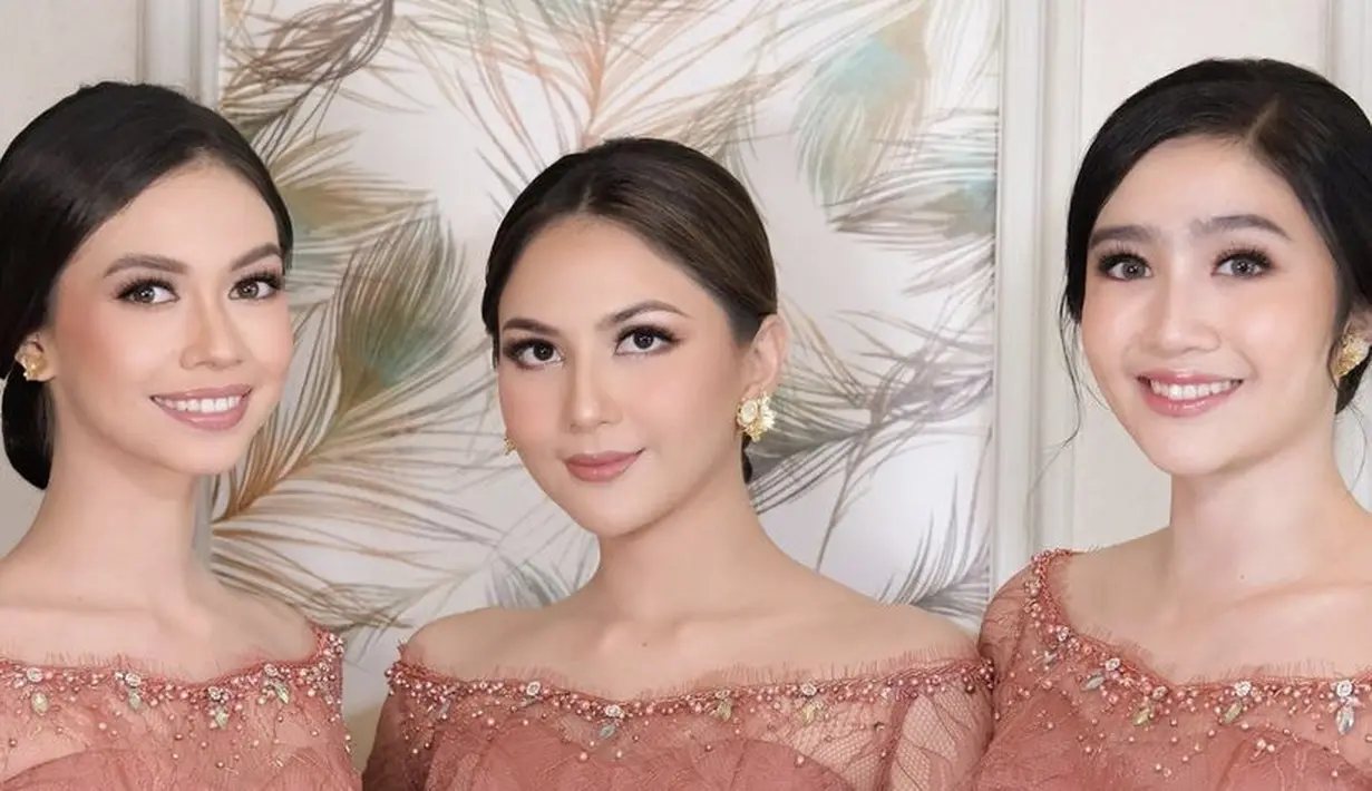 Ketiganya pun kompak menata rambutnya dengan sanggul modern dan anting keemasan dari Tulola. Credit: @victoria_makeupatelier