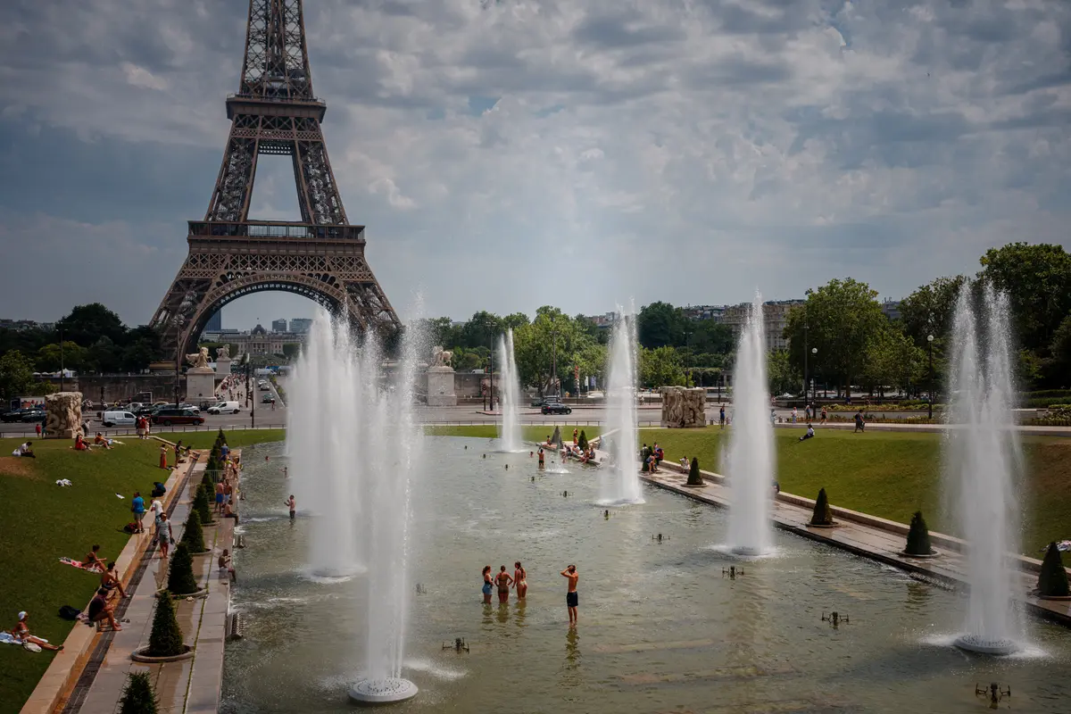 Menara Eiffel dan Museum Louvre Paris Terdampak Gelombang Panas Ekstrem di Eropa
