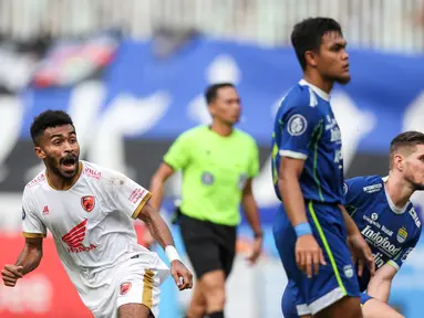 Selebrasi pemain PSM Makassar, Yance Sayuri (kiri)&nbsp;setelah menjebol gawang Persib Bandung&nbsp;saat laga lanjutan BRI Liga 1 2022/2023&nbsp;yang berlangsung di Stadion Pakansari, Bogor, Selasa (14/02/2023). (Bola.com/Bagaskara Lazuardi)