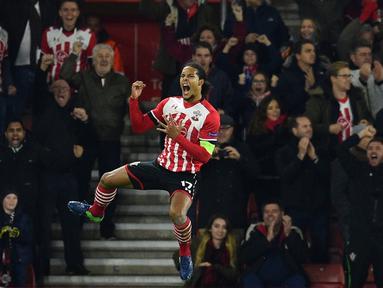 Southampton menang 2-1 atas tamunya Inter Milan pada laga Grup K Liga Europa di Stadion St Mary's, Jumat (4/11/2016) dini hari WIB. Virgil Van Dijk mencetak satu gol Southampton. (AFP/Glyn Kirk)