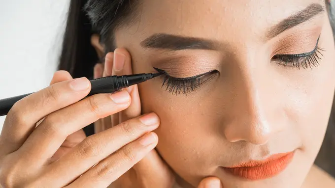 Berikut tips menggunakan eyeliner untuk kamu yang masih pemula