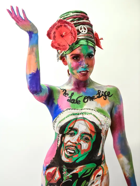 Gambar wajah Bob Marley di tubuh seorang model saat pameran body painting, Santiago (24/11/2015). Lebih dari 100 desain yang terinspirasi oleh ikon musik, dipamerkan dalam pameran tersebut (AFP Photo/Martin Bernetti)