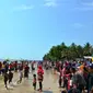 Pantai yang landai, dikelilingi pohon kelapa, dan pasir putih inilah yang membuat wisatawan jatuh cinta dengan Pantai Persona. (Liputan6.com/M Syukur)