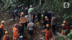 Tim SAR gabungan berusaha mencari sisa korban tanah longsor akibat gempa Cianjur di kawasan, Cugenang Kabupaten Cianjur Jawa Barat, Jumat (25/11/2022). Upaya pencarian korban terpaksa dihentikan sementara akibat hujan. (Liputan6.com/Helmi Fithriansyah)