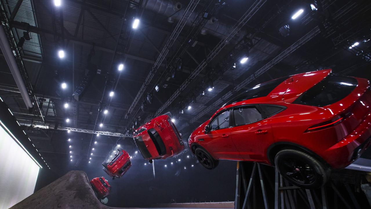 Jaguar E-Pace melakukan barrel roll terjauh di dunia.