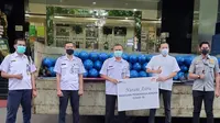 Simbolisasi penyerahan tabung oksigen dari Astra kepada Dinas Kesehatan Pemerintah Provinsi DKI Jakarta.