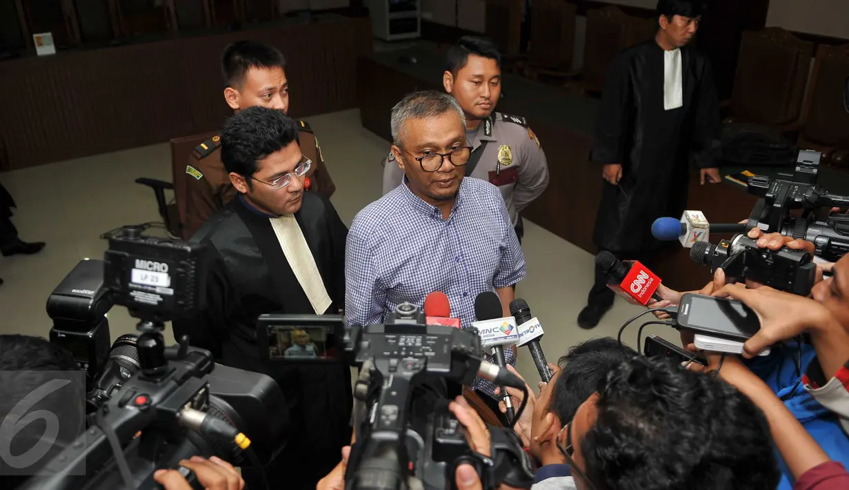 Alex Usman memberikan keterangan pers usai pembacaan vonis di Pengadilan Tipikor, Jakarta, Kamis (10/3/2016). Majelis Hakim menjatuhi hukuman kepada Alex Usman 6 tahun penjara dan denda Rp 500 juta. (Liputan6.com/Gempur M Surya)