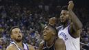 Pemain Chicago Bulls, Kris Dunn (tengah) berusaha melewati adangan pemain Golden State Warriors pada laga NBA basketball game di Oracle Arena, Oakland, (24/11/2017). Warriors menang 143-94. (AP/Jeff Chiu)