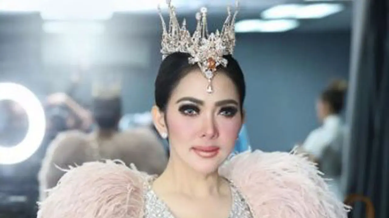 Syahrini Tampil Bak Angsa Pink Pukau di Malaysia