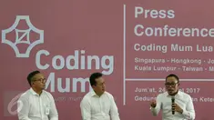(ki-ka) Dirut Bank Mandiri Kartika Wirjoatmodjo, Kepala Bekraf, Triawan Munaf, Menteri Ketenagakerjaan Hanif Dhakiri saat menghadiri Program Coding Mum di Jakarta, Jumat (24/3). (Liputan6.com/Angga Yuniar)