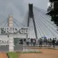 Plang nama yang berada di jembatan Barelang di Batam, Kepri (15/4). Jembatan ini menghubungkan sejumlah pulau yaitu Pulau Batam, Pulau Tonton, Pulau Nipah, Pulau Rempang, Pulau Galang dan Pulau Galang Baru. (Liputan6.com/Herman Zakharia)