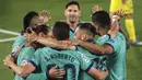 Para pemain Barcelona merayakan gol ke gawang Villareal pada laga La Liga di Stadion Estadio de la Ceramica, Minggu (5/7/2020). Barcelona menang 4-1 atas Villareal. (AP/Jose Miguel Fernandez de Velasco)
