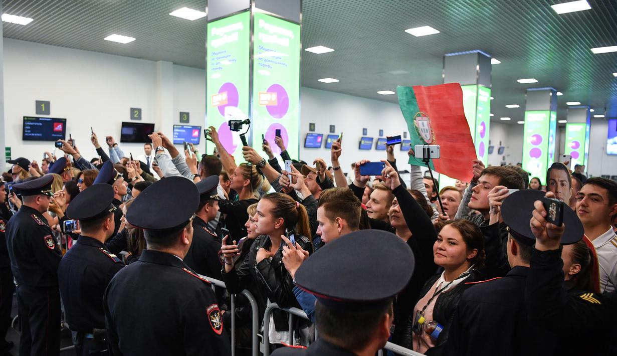 Suporter menyambut kedatangan timnas Portugal saat tiba di Bandara Zhukovsky, Moskow, Sabtu (9/6/2018). CR 7 akan berjuang bersama Portugal pada ajang Piala Dunia 2018 Rusia. (AFP/Yuri Kadobnov)