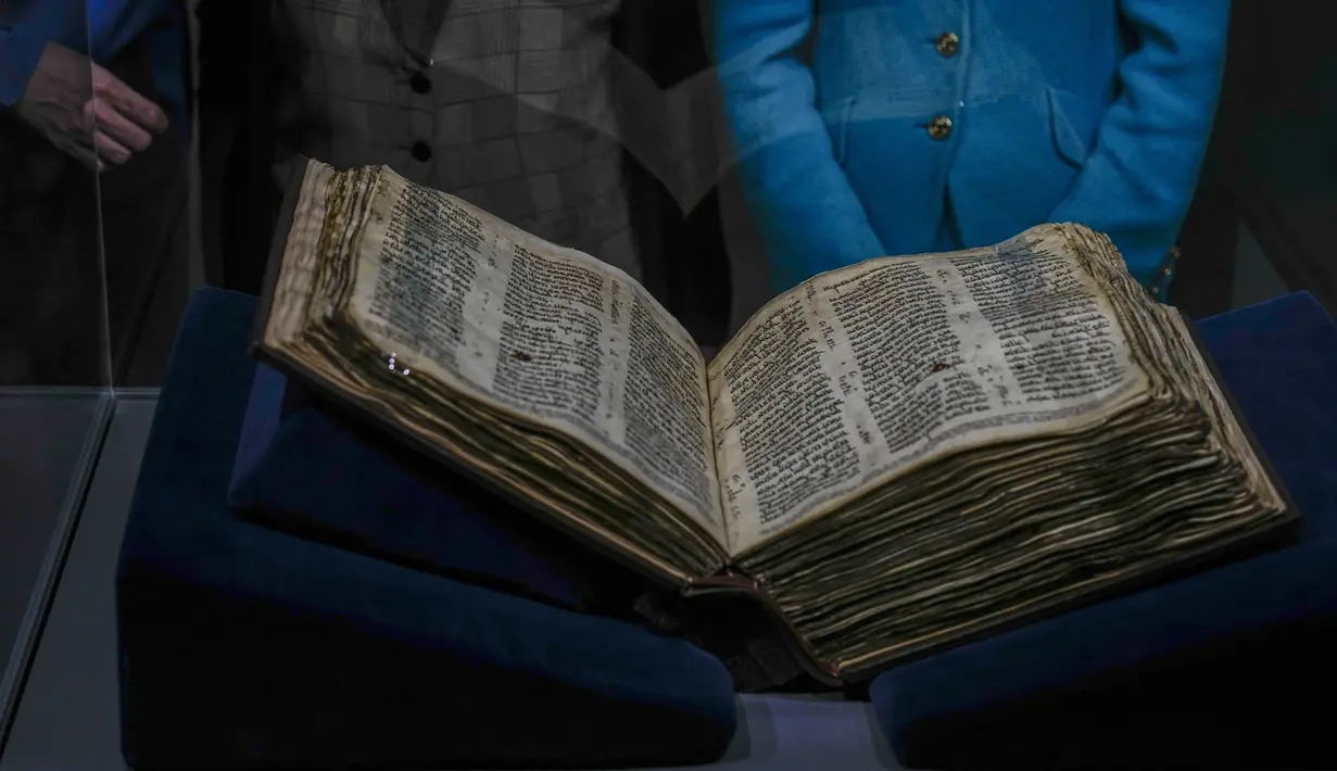 Codex Sassoon dianggap spesial karena usia kitab Yahudi ini sudah lebih dari 1.000 tahun. (AP Photo/Ariel Schalit)