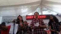 Musisi Oppie Andaresta bernyanyi bersama Ahok di Rumah Lembang, Jakarta Pusat, Kamis (5/1/2017). (Liputan6.com/Delvira Chaerani Hutabarat)