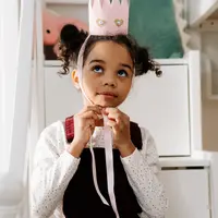 Ajak si kecil role play jadi Disney Princess dengan makeup khusus anak. (pexels/cottonbro).