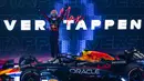 Pembalap Red Bull Racing, Max Verstappen merayakan kemenangan setelah tercepat dalam Formula 1 GP Qatar 2025 di Sirkuit Lusail, Lusail, Qatar, Minggu (30/11/2025) waktu setempat. (AFP/Andrej Isakovic)