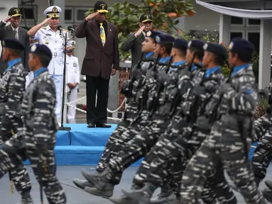 Panglima Komando Lintas Laut Militer (Kolinlamil) Laksamana Muda TNI Aan Kurnia (kedua kanan) memberi hormat kepada prajurit dalam HUT Komando Lintas Laut Militer (Kolinlamil) ke-55 di Markas Kolinlamil, Jakarta, Jumat (1/7). (Liputan6.com/Faizal Fanani)