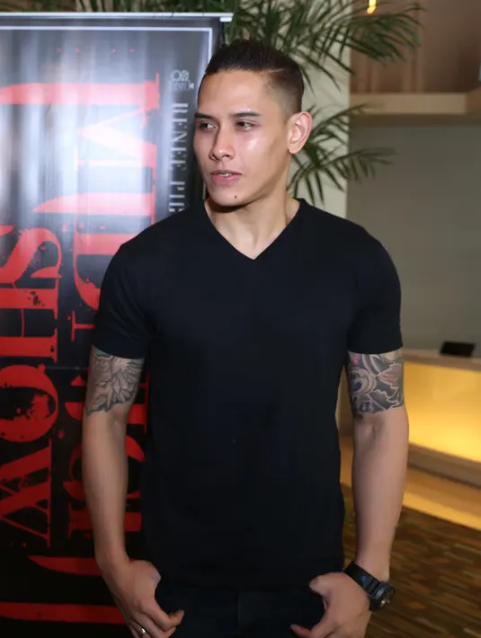 Menurut aktor sekaligus presenter ini memang ketika ia memerankan sosok yang begitu gelap, maka suasananya pun jadi ikut menyeramkan.  Terlebih proses syuting dilakukan di sebuah tempat yang kurang cahaya matahari dan ‘spooky’. (Andy Masela/Bintang.com)