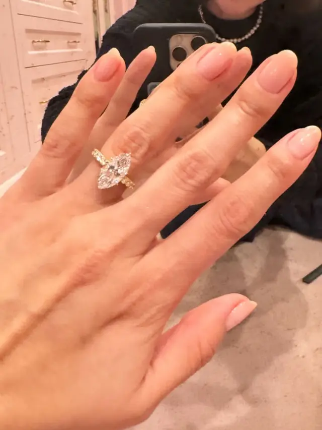 Selena Gomez Dilamar Sang Kekasih Benny Blanco. [@selenagomez]