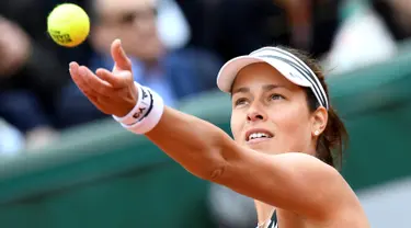 Petenis asal Serbia, Ana Ivanovic melakukan servis saat bertemu petenis asal Perancis Oceane Dodin di putaran pertama wanita di Roland Garros 2016 Perancis Tennis Open di Paris pada 24 Mei 2016. (AFP PHOTO / MIGUEL MEDINA)