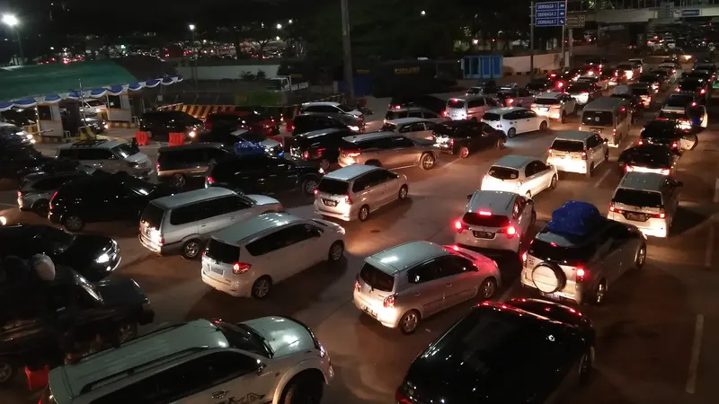 Kendaraan Mulai padat, Puncak Arus Mudik di Tol Merak Diprediksi H-3 Lebaran