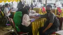 Petugas medis mengecek kesehatan warga sebelum mengikuti program vaksinasi massal Covid-19 di PMI Kota Bekasi, Jawa Barat, Sabtu (21/08/2021). PMI Kota Bekasi bekerjasama dengan Puskesmas Marga Jaya melaksanakan vaksinasi Covid-19 secara massal untuk 2000 peserta. (Liputan6.com/Herman Zakharia)