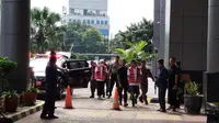 Kejagung menyerahkan 10 tersangka kasus korupsi timah dan sejumlah barang bukti ke Kejari Jakarta Selatan, Kamis (13/6/2024). (Liputan6.com/Ady Anugrahadi).