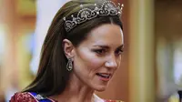 Kate Middleton mengenakan tiara. (dok. Victoria Jones / POOL / AFP)