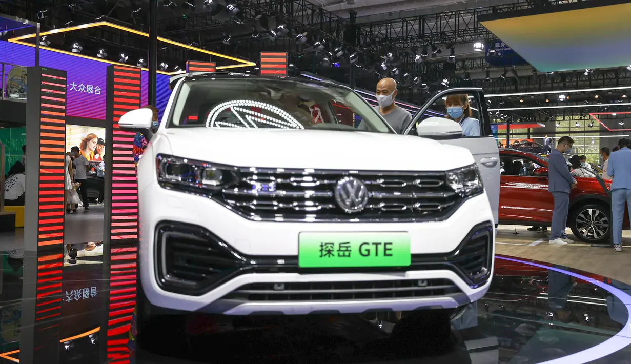 Orang-orang mengunjungi area FAW-Volkswagen dalam Pameran Otomotif Internasional Changchun China ke-17 di Changchun, Provinsi Jilin, China timur laut, Minggu (12/7/2020). (Xinhua/Yan Linyun)