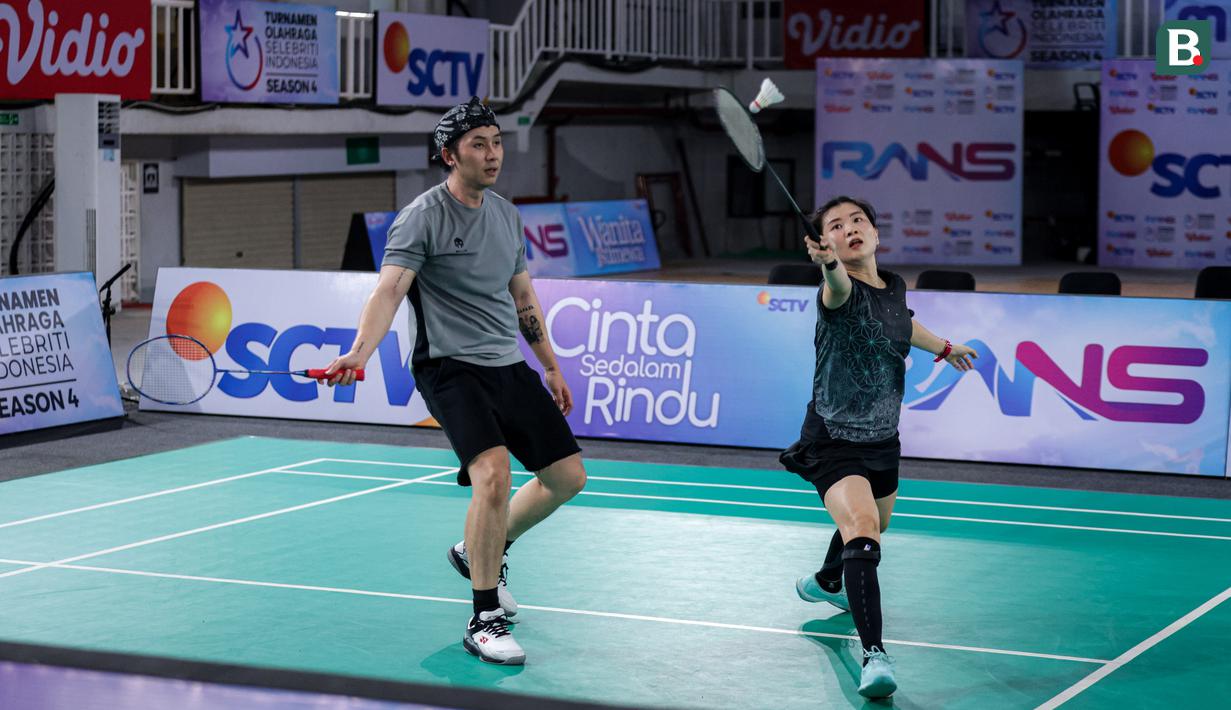 Mantan pebulu tangkis Indonesia, Debby Susanto dan selebritas, Rafael Tan mengembalikan kok ke arah mantan pebulu tangkis Indonesia, Mohammad Ahsan (kiri) dan penyanyi sekaligus selebritas Indonesia, Ziva Magnolya laga semifinal Turnamen Olahraga Selebriti Indonesia (TOSI) Season 4 di GOR UNJ, Rawamangun, Jakarta, Minggu (02/11/2025). (Bola.com/Bagaskara Lazuardi)