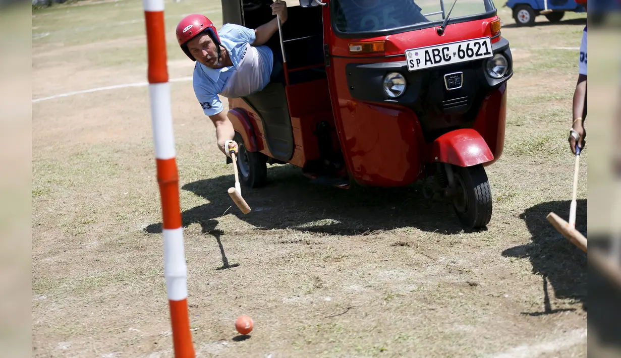 Aksi peserta merebut bola saat bertanding di kompetisi "Tuk Tuk Polo" di Galle, Sri Lanka, (21/2). Olahraga Polo yang biasa mengunakan kuda, hadir di Sri Lanka dengan penampilan unik menggunakan bajaj atau Tuk-tuk. (REUTERS/Dinuka Liyanawatte)