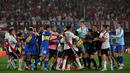 Keributan terjadi antara pemain River Plate dan pemain Boca Junior dalam pertandingan Argentine Professional Football League Tournament 2023 yang berlangsung di El Monumental stadium, Senin (8/5/2023) pagi WIB. (AFP/Luis Robayo)