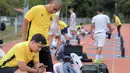 Selain Sumardji, asisten pelatih Timnas Indonesia U-22, Eko Purdjianto, juga menyaksikan laga Timnas Vietnam U-22 vs Timnas Malaysia U-22 dari layar handphone. (Bola.com/Bagaskara Lazuardi)
