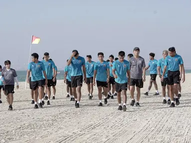 Pemain Timnas Indonesia melakukan latihan dengan pemanasan dan senam ringan di tepi pantai guna melemaskan kembali otot-otot mereka yang kaku usai tiba di Dubai. (Foto: Dokumentasi PSSI)