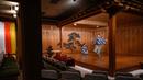 Kennosuke Nakamori (kanan) dan ayahnya Kanta Nakamori berlatih di Kamakura Noh Theatre, Kamakura, Prefektur Kanagawa, Jepang, 29 Juli 2020. Pandemi COVID-19 telah memengaruhi teater di seluruh dunia, termasuk drama yang diturunkan dari generasi ke generasi sejak abad ke-14 ini. (Philip FONG/AFP)