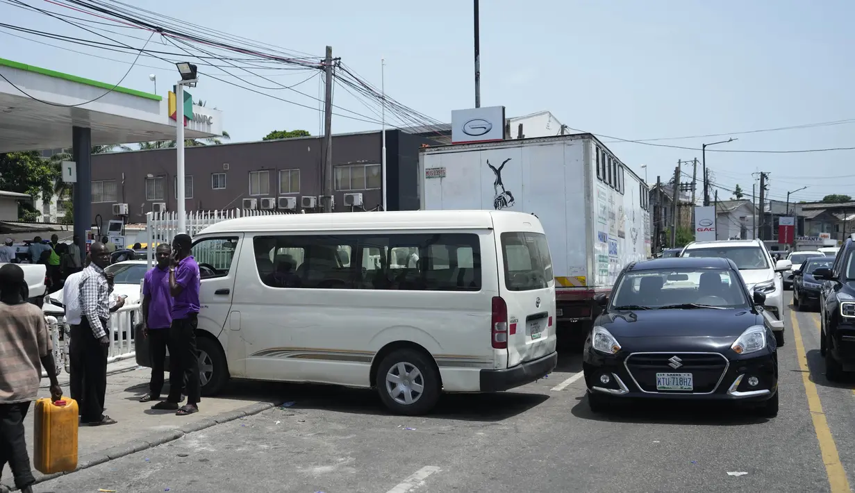 Kelangkaan bahan bakar telah menyebabkan kenaikan biaya transportasi di negara yang banyak penduduknya bergantung pada transportasi umum ini. (AP Photo/Sunday Alamba)